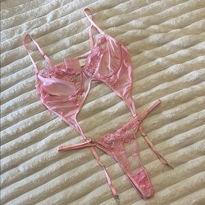 NWOT Floral Lace Garter Style Bustier Lingerie Set!
